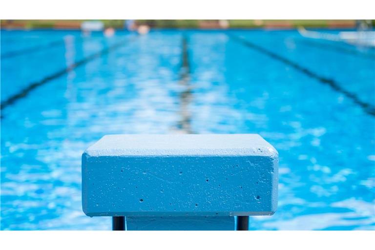 Badegäste entdeckten am Sonntagmittag einen leblosen Mann in einem Schwimmbad in Lörrach.(Symbolbild)