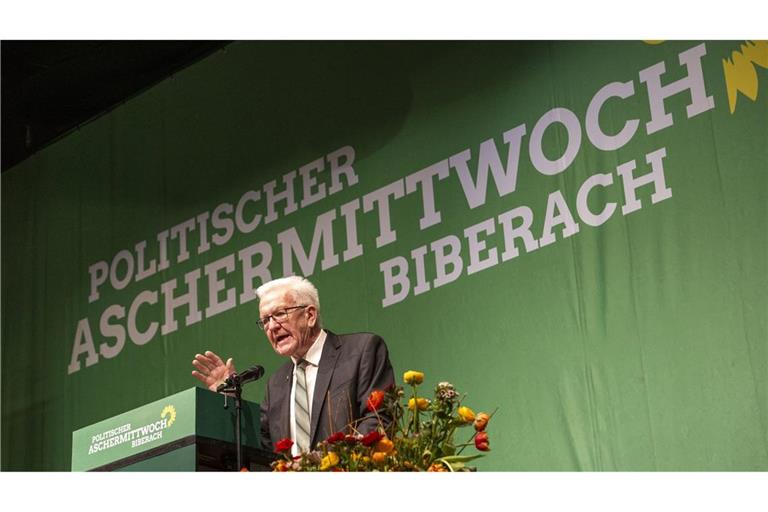 Baden-Württembergs Ministerpräsident Winfried Kretschmann bei seiner Rede in der Biberacher Stadthalle.