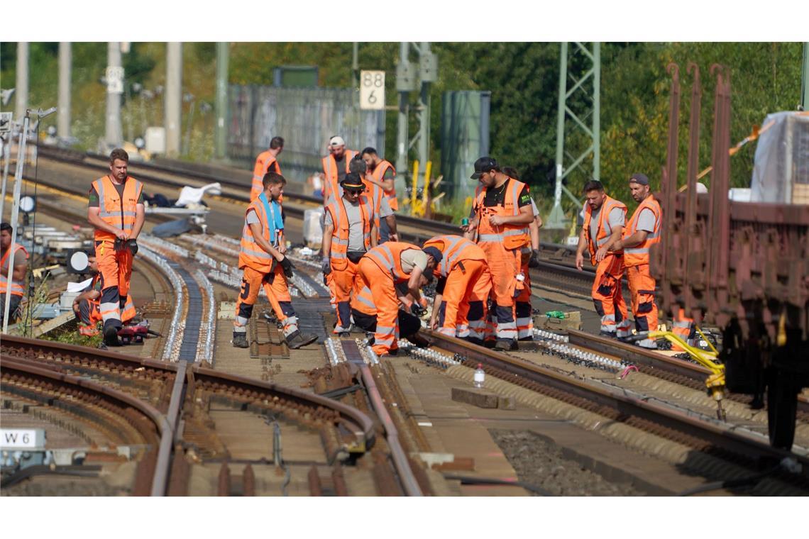 Bahnarbeiter tauschen Weichen und Gleise aus. (Foto Archiv)