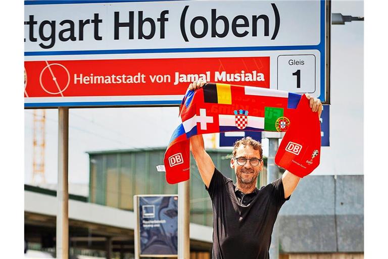 Bahnhofsmanager Nikolaus Hebding beim EM-Kehraus: Die Mitarbeiter-Schals sind begehrte Sammlerstücke. Der Stuttgart Bahnhofsmanager Nikolaus Hebding beim EM-Kehraus: Die Mitarbeiter-Schals der Deutschen Bahn entpuppen sich als begehrte Sammlerstücke – und auf den unterschrieben Ball ist Hebding besonders stolz.