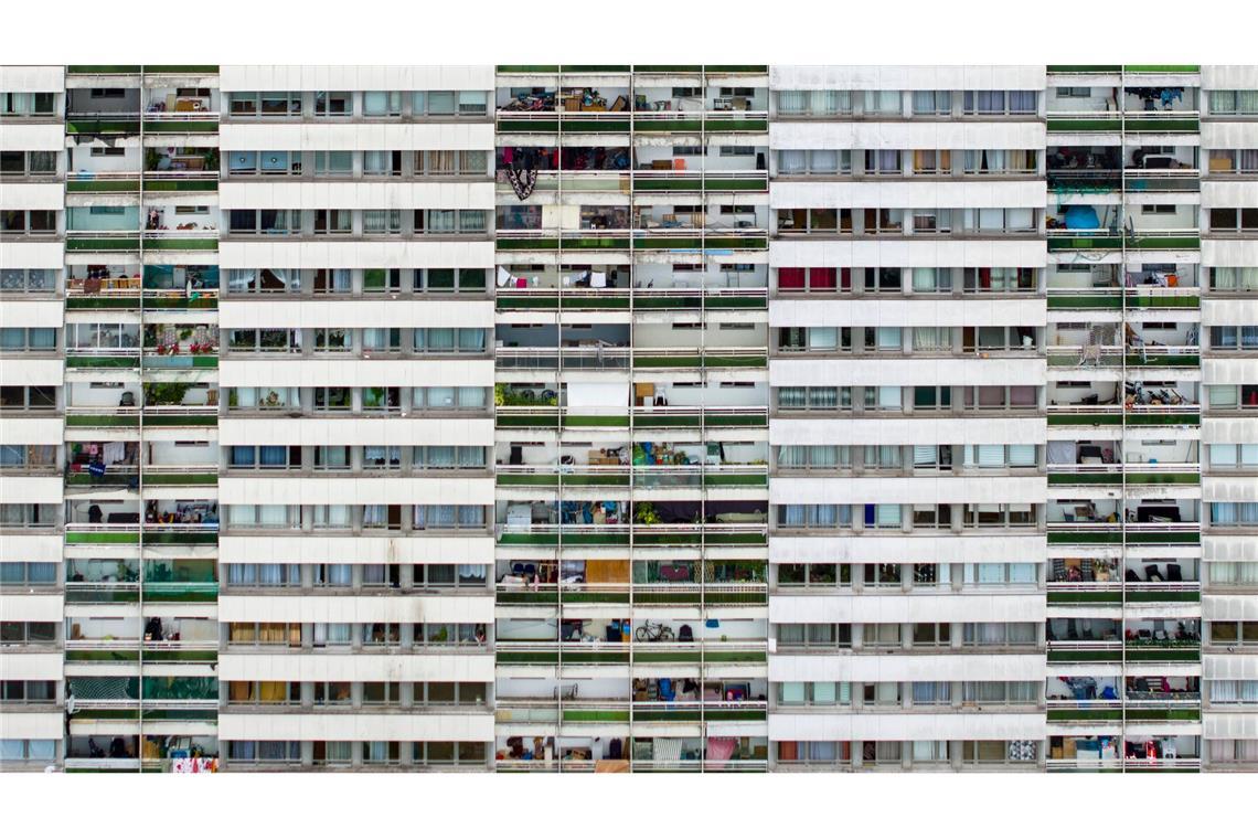 Balkone und Fenster eines Hochhauses an der Duisburger Ottostraße. (Archivbild)