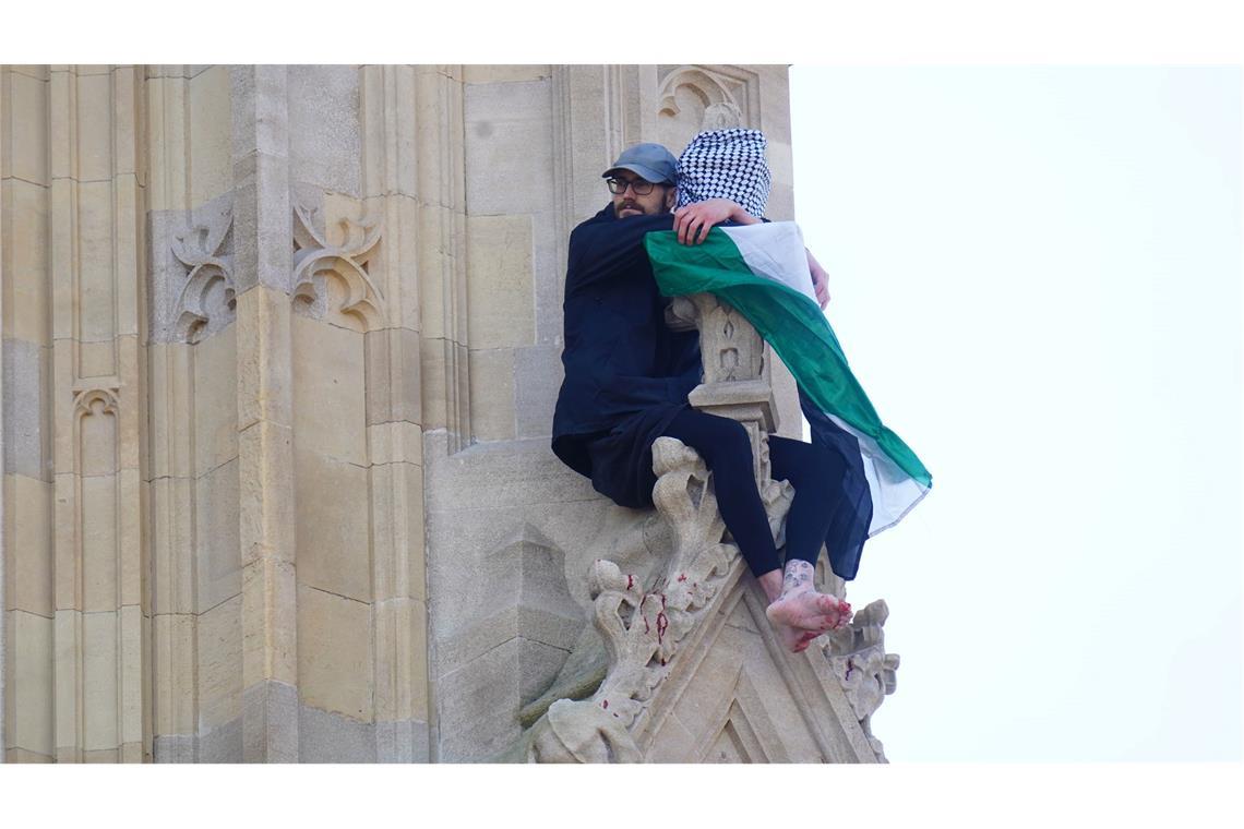 Barfuß war der Mann mit der Flagge auf den Turm geklettert.