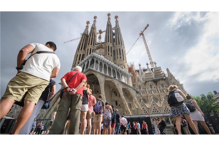 Basilika La Sagrada Família in Barcelona: Hier stehen die Besucher Schlange - die Kirche hat bald den höchsten Kirchturm der Welt.