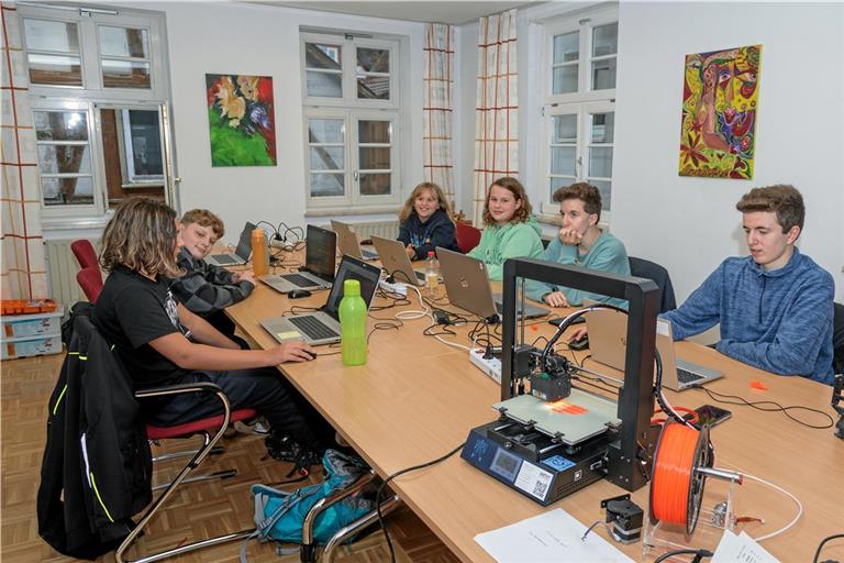 Basteln mittels CAD-Software: Bei der Kinderhochschule lernt die Runde, wie sich mit einem 3-D-Drucker umgehen lässt. Foto: Stefan Bossow