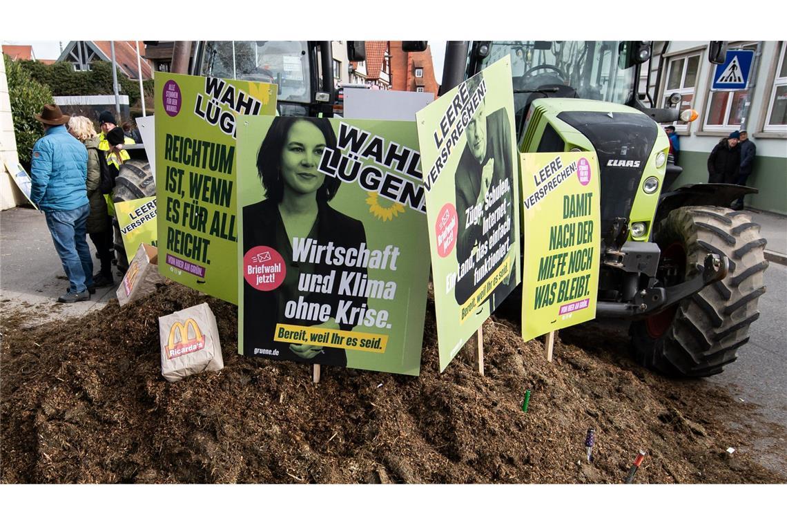 Bauern attackierten Grüne Politiker am Aschermittwoch 2024 in Biberach an der Riss  – nicht nur symbolisch.