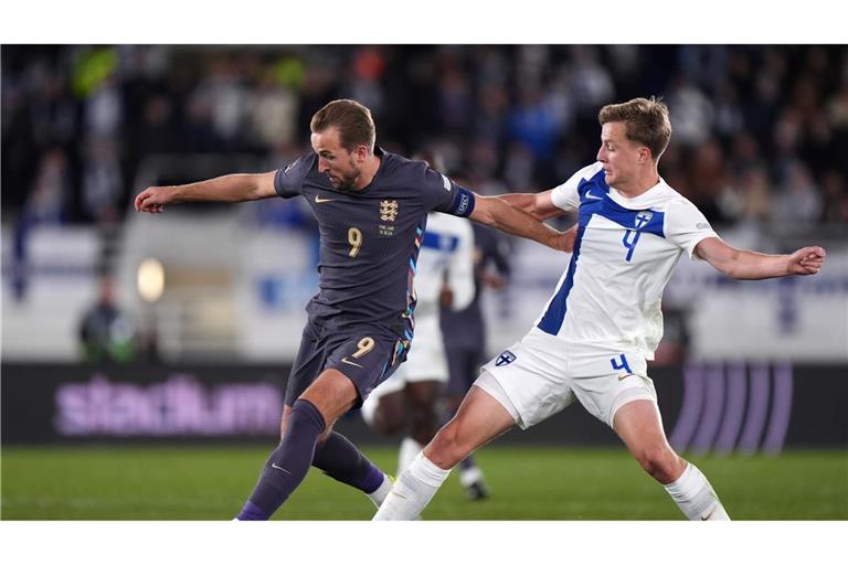 Bayern-Stürmer Harry Kane (l) siegt mit England in Helsinki.