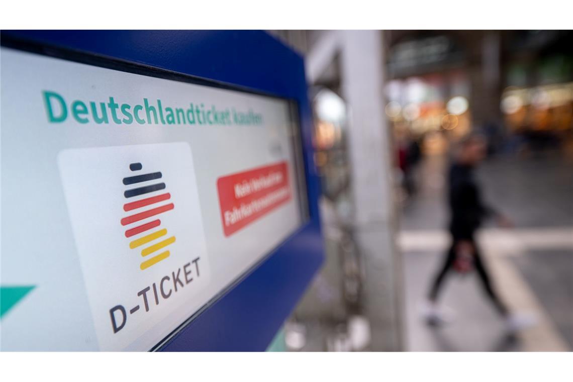 Bayern taxiert die Finanzierungslücke auf mindestens 750 Millionen Euro im nächsten Jahr - entsprechend müsse der Preis des 49-Euro-Tickets auf 64 Euro steigen. (Archivbild)