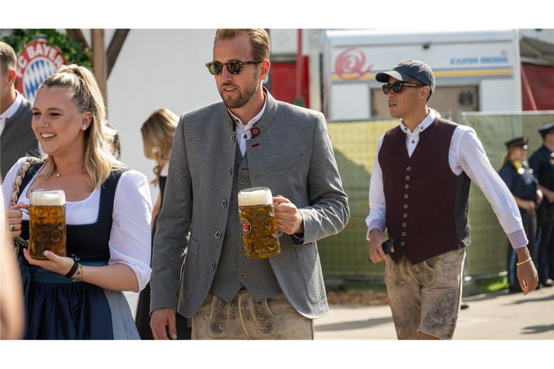 Bayern-Torjäger Harry Kane mit seiner Frau Katie Goodland (l).