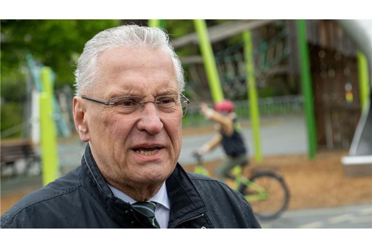 Bayerns Innenminister Herrmann will bei der Fahndung von Tätern die Möglichkeit der künstlichen Intelligenz nutzten. (Archivbild)