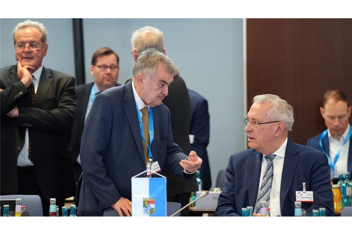 Bayerns Innenminister Joachim Herrmann (CSU, rechts im Bild), hier im Gespräch mit NRW-Innenminister Herbert Reul (CDU), dringt auf umfassende Zurückweisungen an den deutschen Grenzen.