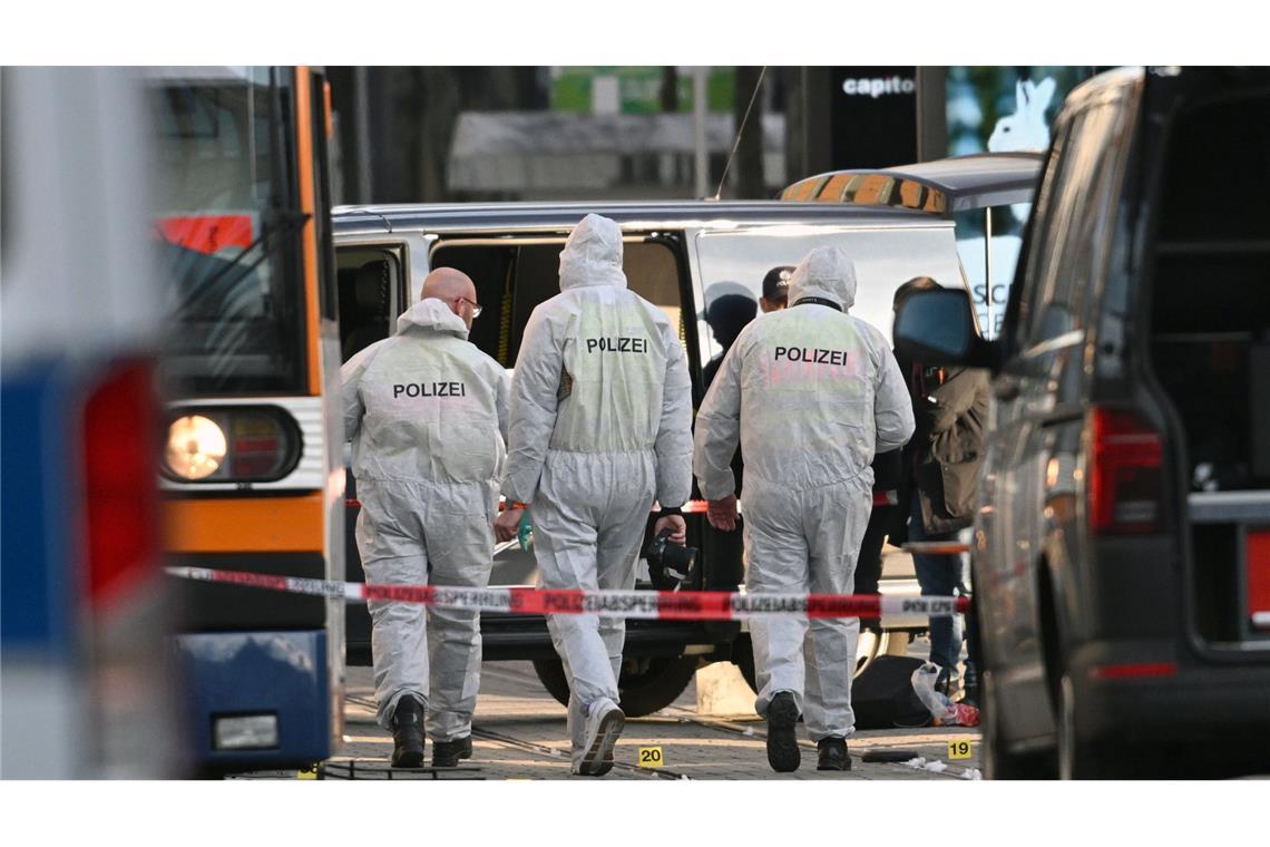 Beamte der Spurensicherung untersuchen den Tatort in der Innenstadt. Bei den Getöteten handelt es sich nach Angaben des LKA Mannheim um eine 83-jährige Frau und einen 54-jährigen Mann.