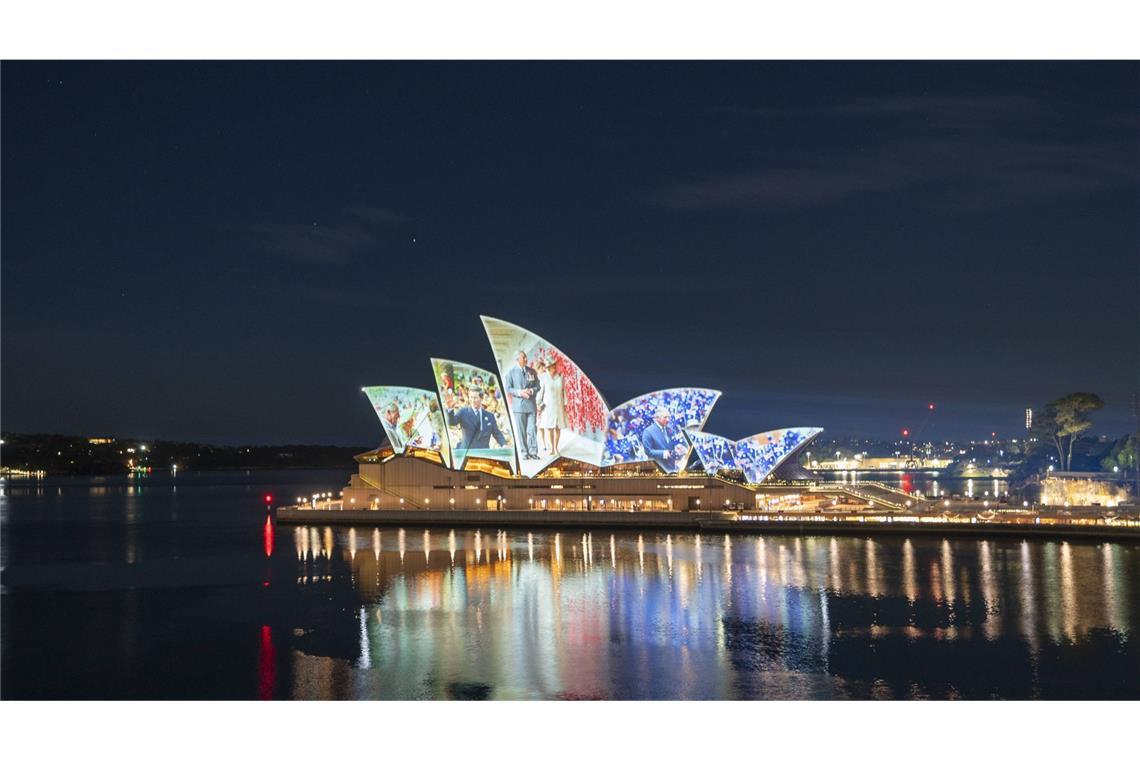 Begrüßungsgeschenk der anderen Art: Auf dem Dach der Oper in Sydney leuchten Bilder mit Stationen aus dem Leben des Königs.