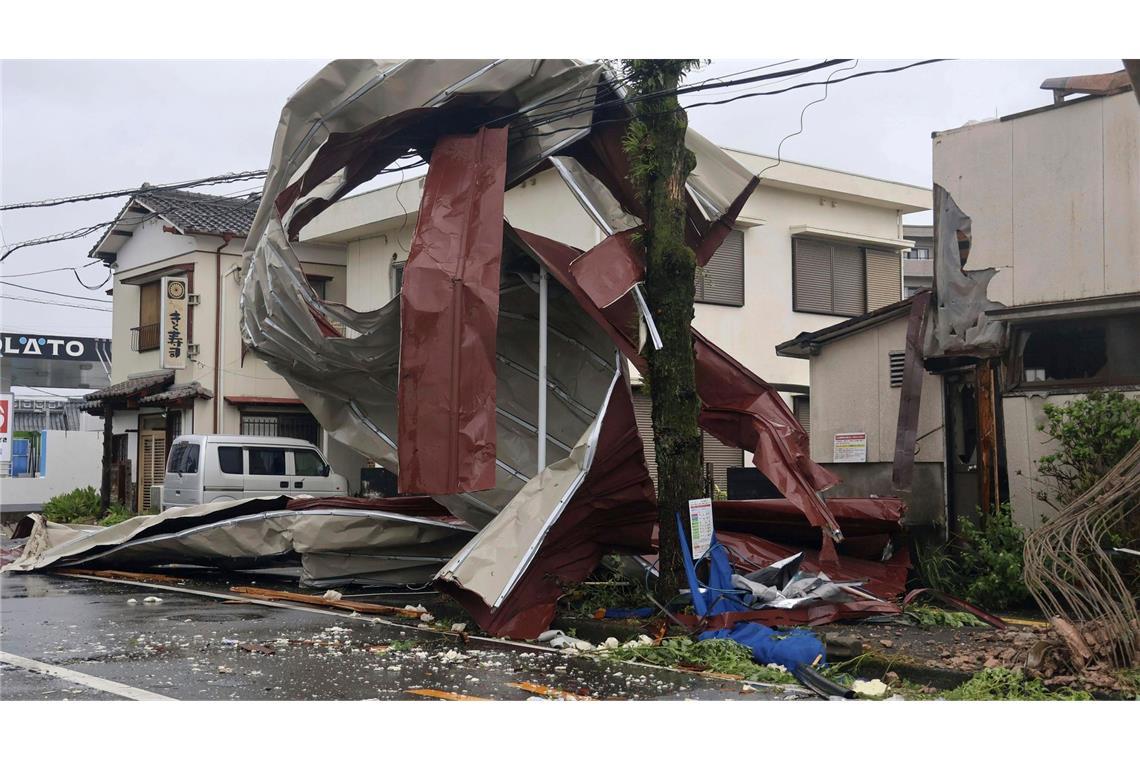 Behörden in Japan warnen die Bewohner vor den Gefahren durch den starken Taifun.