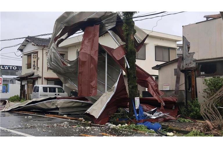 Behörden in Japan warnen die Bewohner vor den Gefahren durch den starken Taifun.