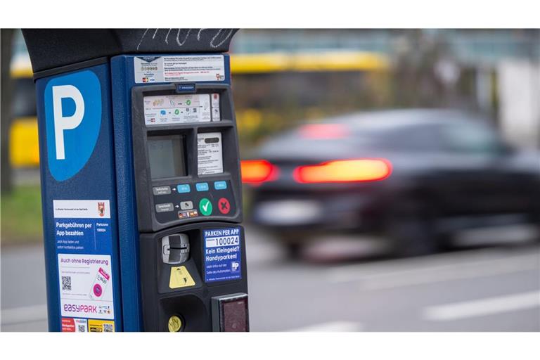 Behörden warnen vor Betrügereien an Parkautomaten, bei denen Kriminelle echte QR-Codes überkleben (Symbolbild).