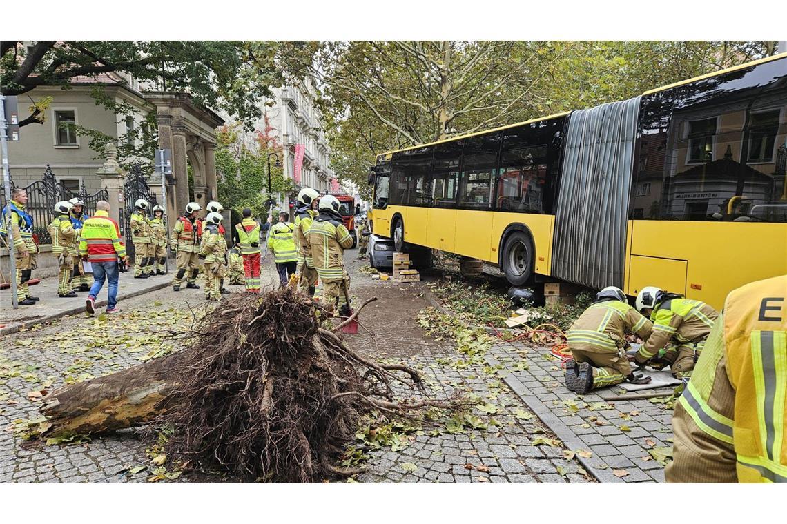 Bei dem Busunfall in Dresden wurden 30 Menschen verletzt, zwei davon schwer.