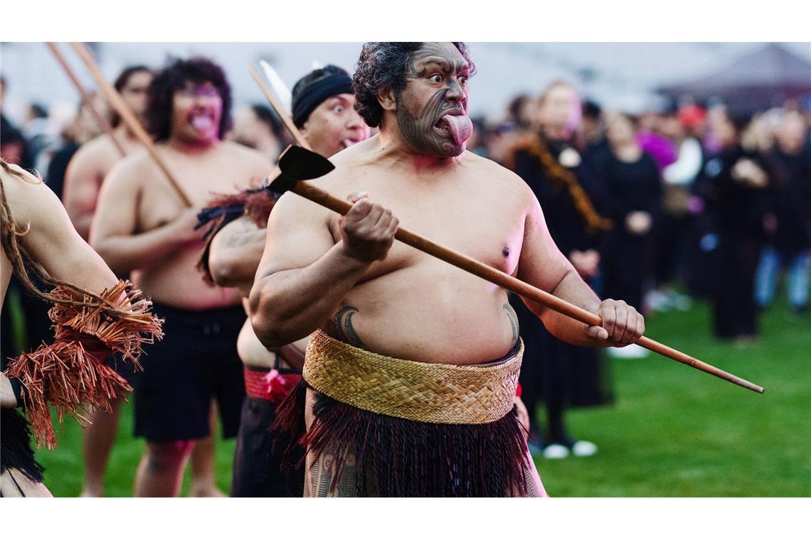 Bei dem Maori-Ritual spielen Mimik, Gestik und die Zunge eine große Rolle.