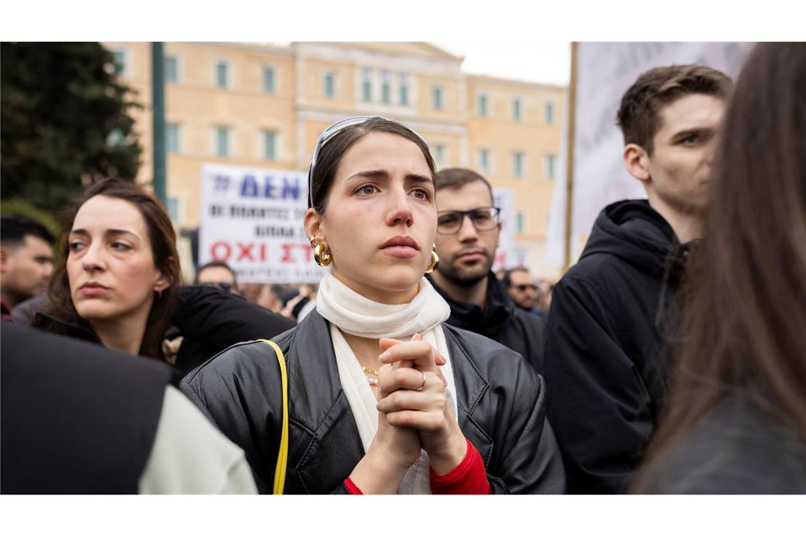 Bei dem schweren Zugunglück starben 57 Menschen. Das sorgt für Trauer und Wut bei Demonstrationen im ganzen Land.