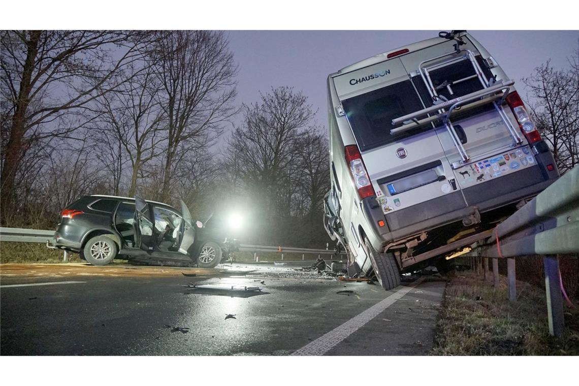 Bei dem Unfall wurden sechs Menschen verletzt.