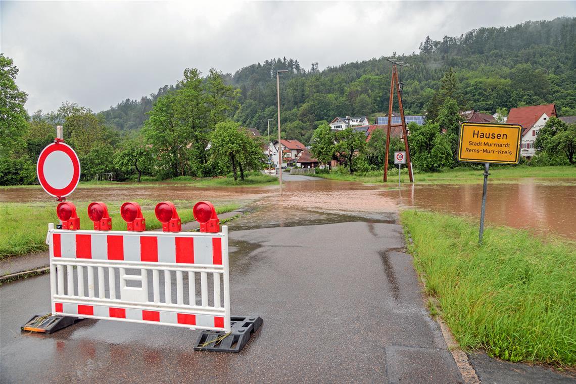 Bei den anhaltenden Regenfällen Anfang Juni war auch Murrhardt betroffen, kam aber insgesamt glimpflich davon. Die Zufahrt nach Hausen ist in solchen Situationen oft überschwemmt – und war es auch diesmal. Foto: Stefan Bossow