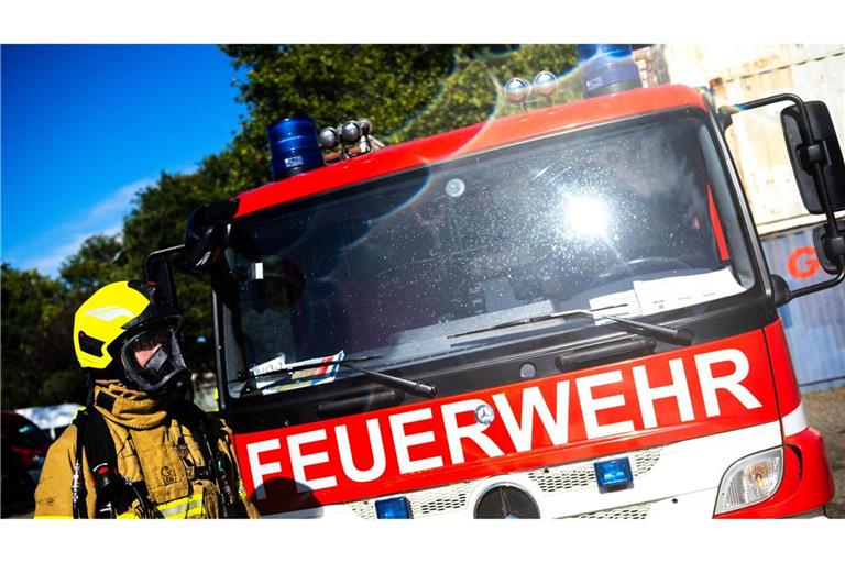 Bei den Löscharbeiten wurde ein Feuerwehrmann leicht verletzt. (Symbolbild)