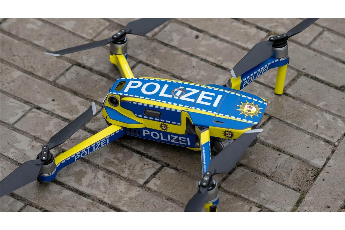 Bei den Polizeiermittlungen an einem Tatort in Zingst kam auch eine Drohne zum Einsatz. In der Nacht waren zwei Männer am Seebrückenvorplatz durch Schüsse schwer verletzt worden.