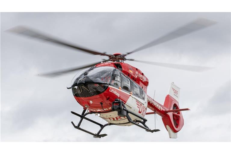 Bei den Rettungsmaßnahmen sei auch ein Rettungshubschrauber im Einsatz gewesen.