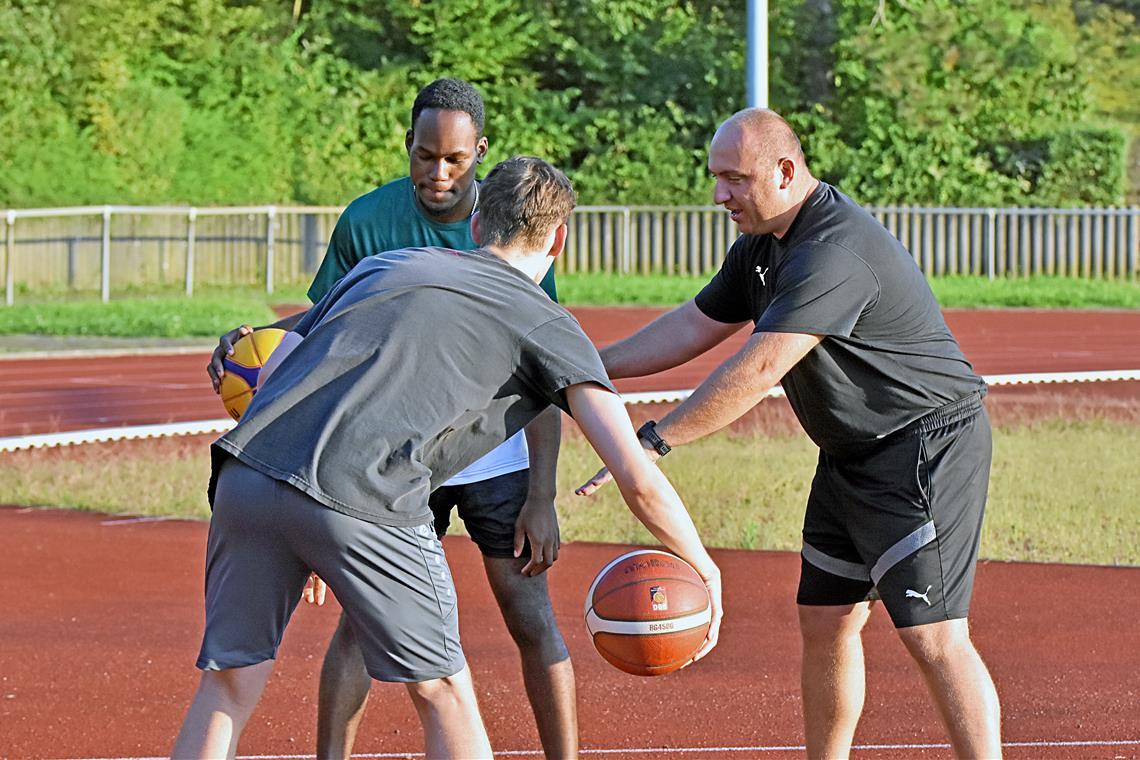 Bei den TSG-Basketballern als Jugendcoach am Ball: Iakovos Peidis (rechts). Foto: Tobias Sellmaier