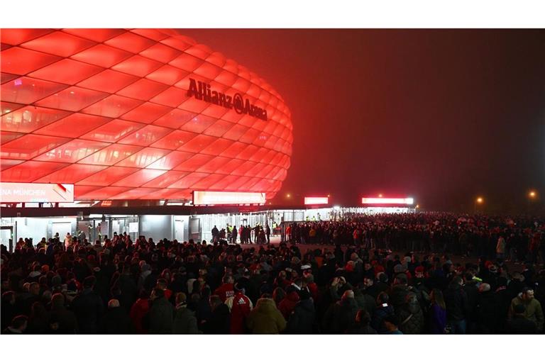 Bei der Anreise zum Champions-League-Spiel des FC Bayern gegen Benfica Lissabon kommt es zu Verzögerungen.