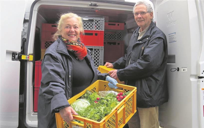 Bei der Arbeit: Rosi Heinze und Theo Otterbach verstauen die Spenden eines Supermarktes im Kühlauto. Foto: C. Schick