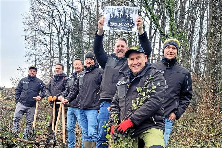 Bei der Arbeit (von rechts): Daniel Dietrich, Ralf Oppenländer, Julian Holland, Thorsten Stark, Thomas Pfreundtner, Bürgermeister Christoph Jäger und Jonas Oppenländer. Foto: privat