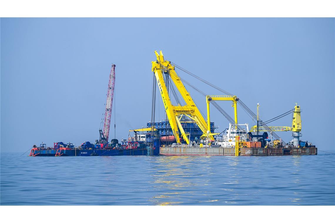 Bei der Bergung des gesunkenen Frachters "Verity" in der Deutschen Bucht war einer der stärksten Schwimmkräne Europas im Einsatz. Er hob die beiden Teile des zweigeteilten Schiffs aus dem Wasser.