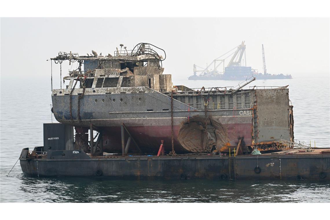 Bei der Bergung des unter Wasser zweigeteilten Wracks der "Verity" wurde zuerst das Heckteil geborgen. Ein Schwimmkran zog es mit tonnenschweren Ketten aus dem Wasser und legte es auf einer Plattform ab.