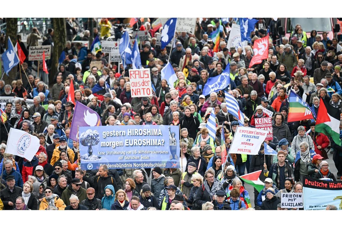 Bei der Demonstration zu dem das Bündnis „Nie wieder Krieg“ aufgerufen hatte, zogen Tausende von Teilnehmern durch Berlin.