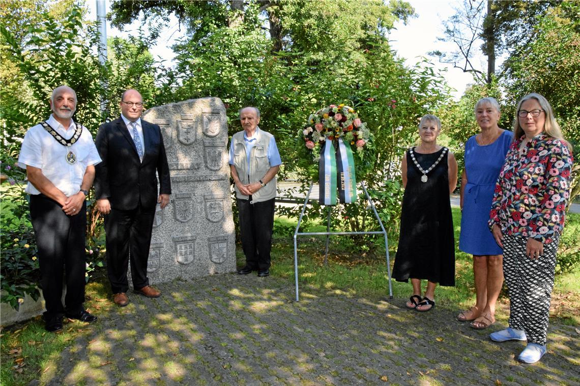 Bei der Gedenkfeier am Vertriebenen-Ehrenmal sind diesmal auch Gäste der englischen Partnerstadt dabei (von links): Bürgermeister Philip Campagna aus Frome, Bürgermeister Armin Mößner, Dietmar Seidel, Ehrenvorsitzender der Landsmannschaft Schlesien sowie Karin Campagna, Ehefrau des Fromer Bürgermeisters, Margaret Brulais und Susan Wilthew von der Frome Twinning Association. Foto: Elisabeth Klaper