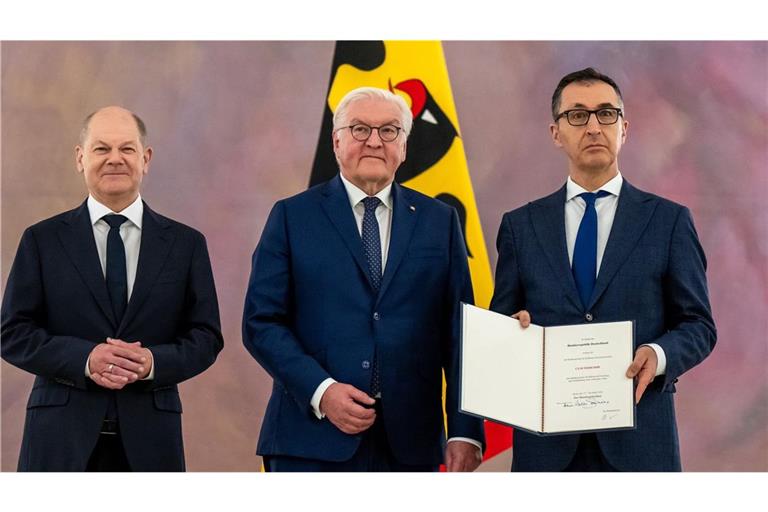 Bei der offiziellen Ernennung des neuen Bildungsministers: Bundeskanzler Olaf Scholz, Bundespräsident Frank-Walter Steinmeier und Cem Özdemir