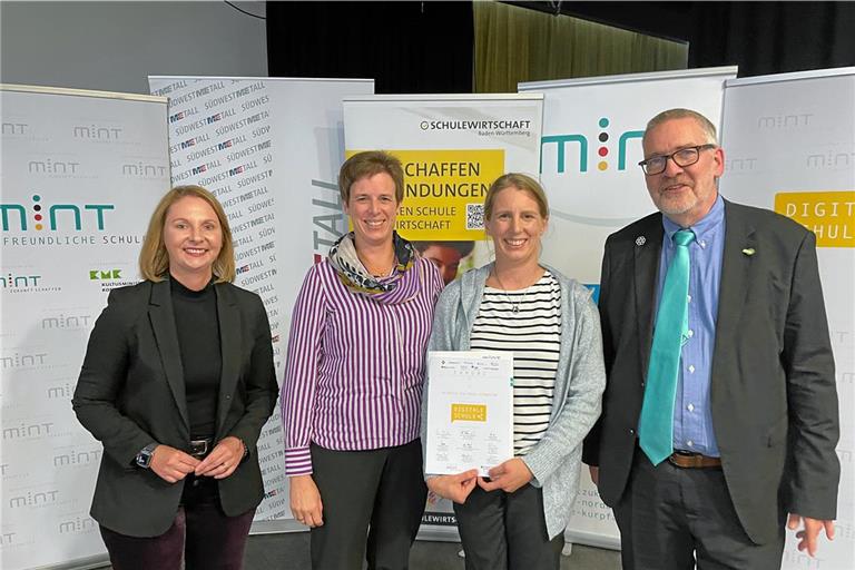 Bei der Preisverleihung in Karlsruhe (von links): Staatssekretärin Sandra Boser, kommissarische Schulleiterin Annette Zickler-Maier, Nicole Wurst, Netzwerkbeauftragte am Gymnasium, und Harald Fisch vom Verein Mint-Zukunft. Foto: Frank Eppler