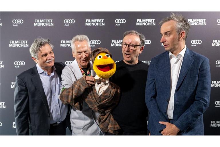 Bei der Premiere von "Hallo Spencer - Der Film" beim Filmfest München steht Drehbuchautor Jan Böhmermann (rechts) zusammen mit dem Puppenerfinder Winfried Debertin (ganz links) und den Schauspielern Achim Hall (2.v.l) und Rainer Bock zusammen. Der Film kommt jetzt in die Mediathek und dann auch ins ZDF-Fernsehprogramm.