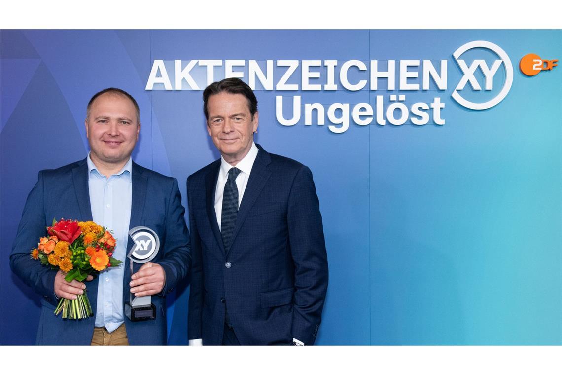 Bei der Verleihung des XY-Preises: Andreas Bichert (links) mit Rudi Cerne, dem Moderator der ZDF-Sendung „Aktenzeichen XY“.