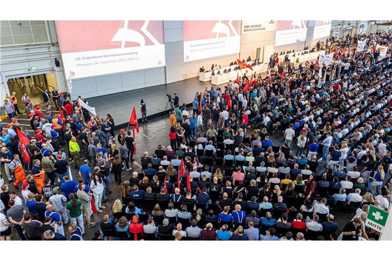 Bei der VW-Betriebsversammlung im September hatten Mitarbeiter noch gegen die Sparpläne des Konzerns protestiert. (Archivfoto)