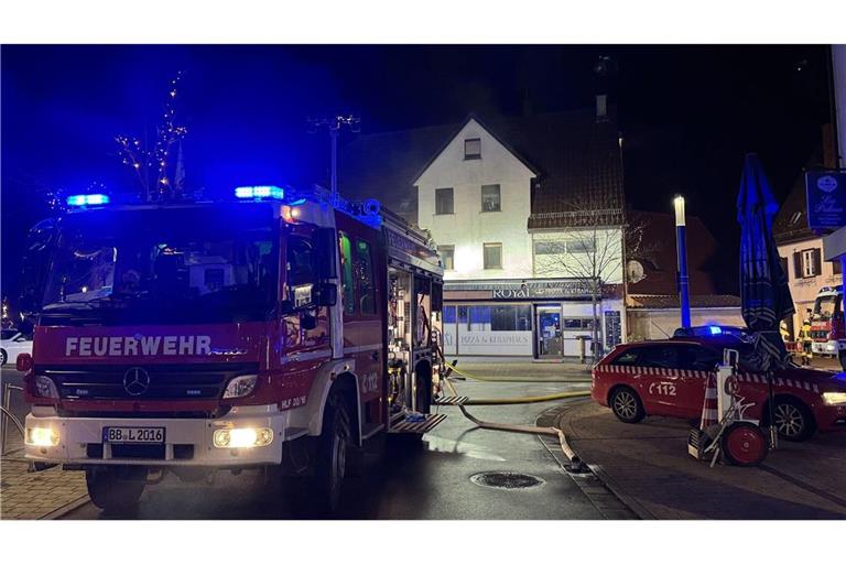 Bei einem Brand ist ein Mensch aus dem Fenster gesprungen.