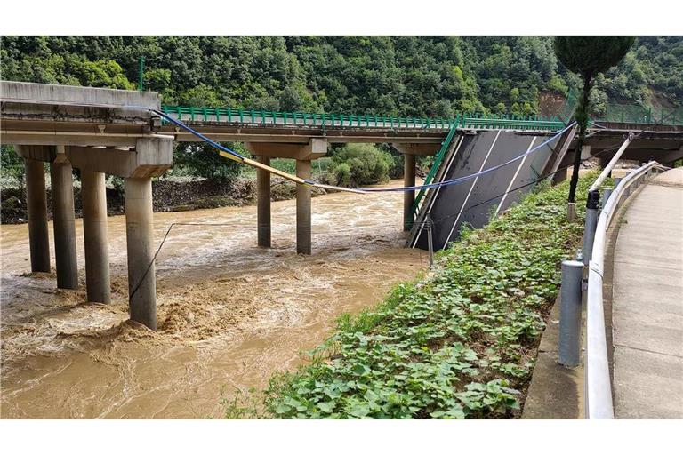 Bei einem Brückeinsturz in der chinesischen Provinz Schaanxi sollen mindestens 30 Fahrzeuge in den Fluss gefallen sein. Mindestens 38 Menschen kamen ums Leben. Archivfoto.