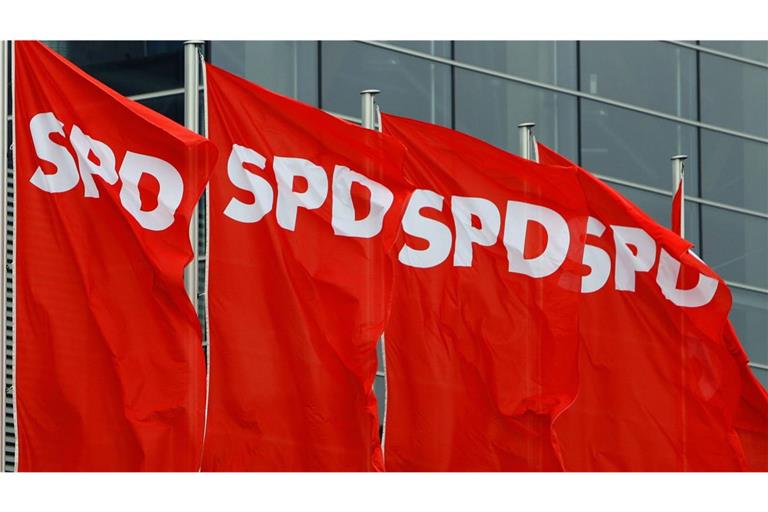 Bei einem Bürgerbüro eines SPD-Politikers wurden mehrere Scheiben beschmiert.