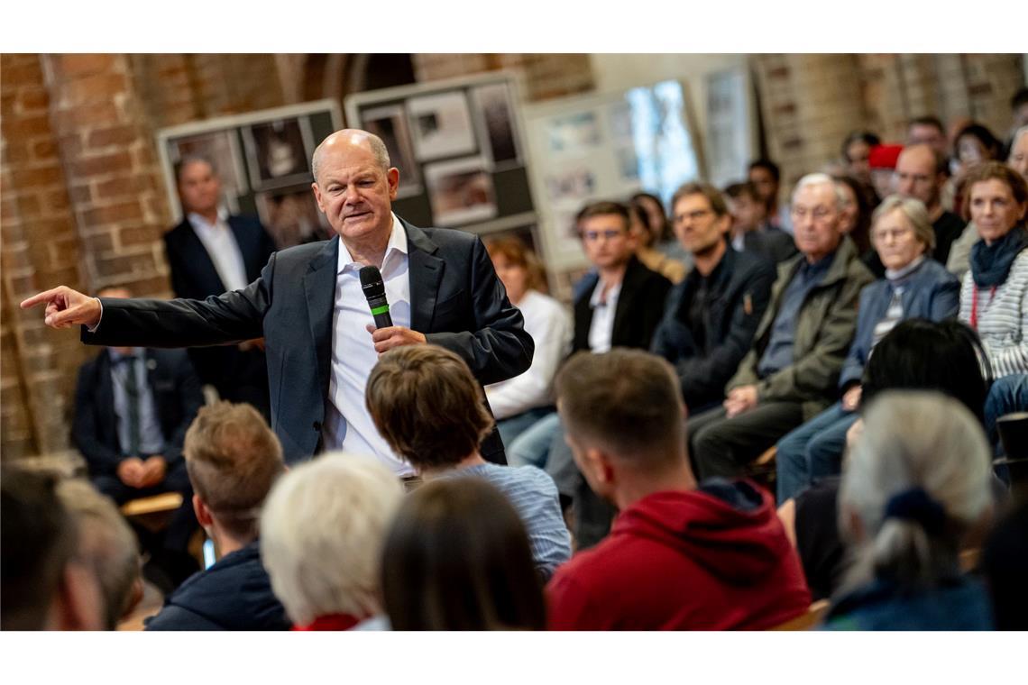 Bei einem Bürgerdialog in Brandenburg erklärte der Kanzler, worum es ihm bei den Grenzkontrollen geht. (Archivbild)