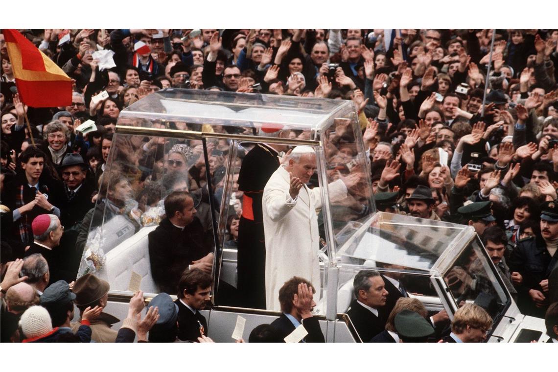 Bei einem Deutschland-Besuch 1980 fährt der damalige Papst Johannes Paul II. in seinem gläsernen Papamobil durch Mainz. (Archivbild)