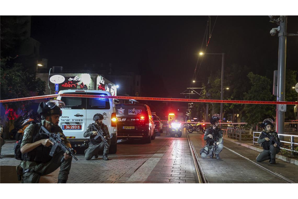 Bei einem Schusswaffen-Angriff am Dienstag in der israelischen Küstenstadt Tel Aviv sind nach jüngsten Angaben der Polizei mehrere Menschen getötet worden.