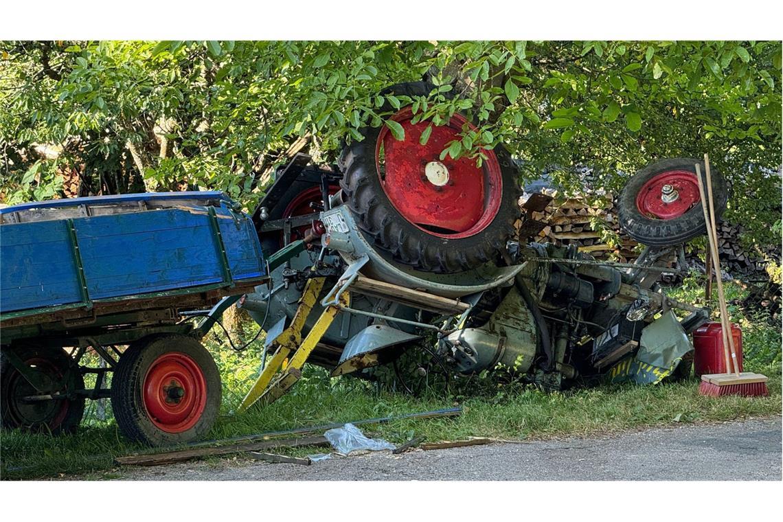 Bei einem Unfall mit einem Traktor samt Anhänger sind 15 Menschen verletzt worden.