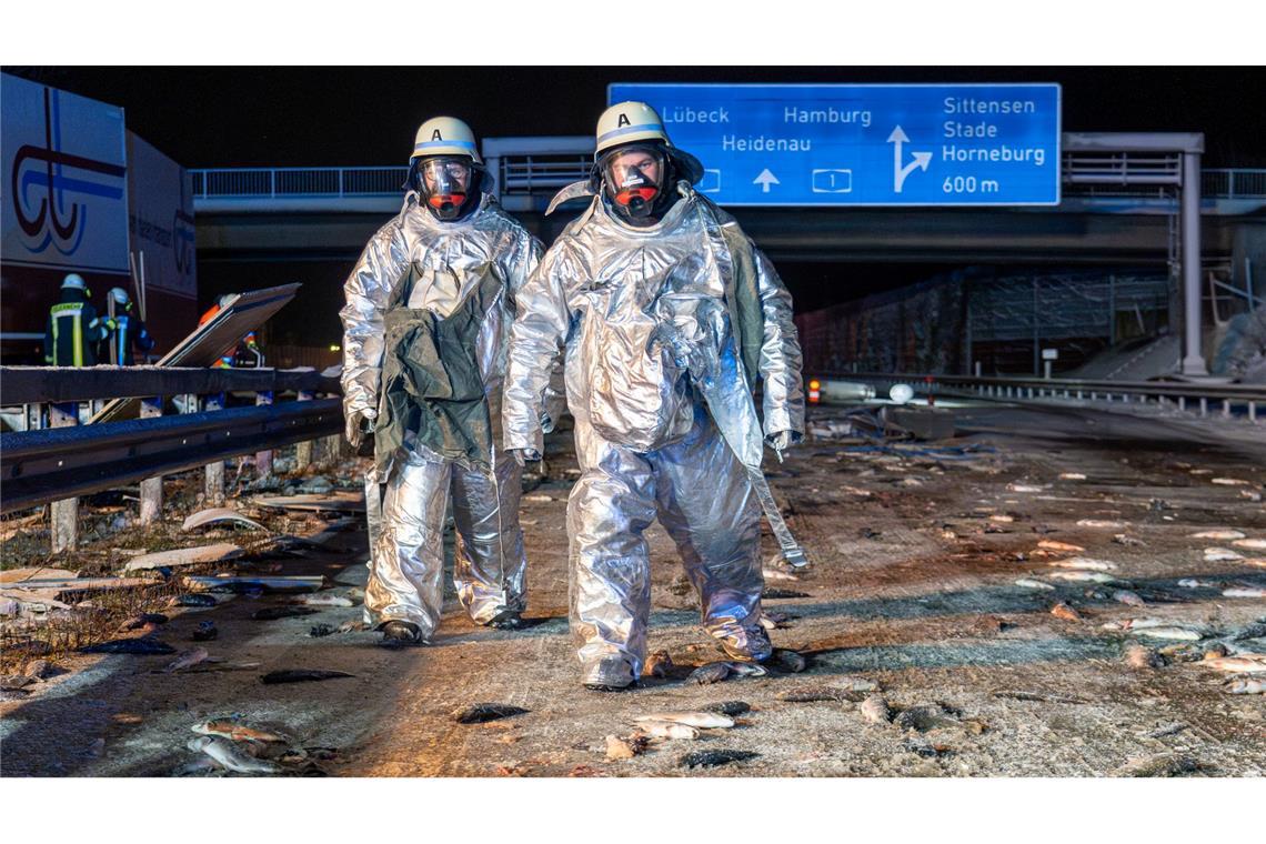 Bei einem Verkehrsunfall auf der A1 sind tausende Fische verendet.