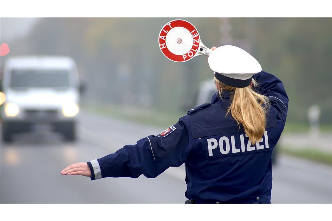 Bei einer Fahrzeugkontrolle schnappt die Polizei einen Drogendealer.(Symbolbild)