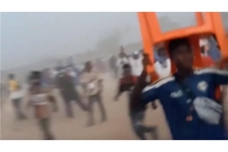 Bei einer Massenpanik in einem Fußballstadion in Guinea kamen 56 Menschen ums Leben.